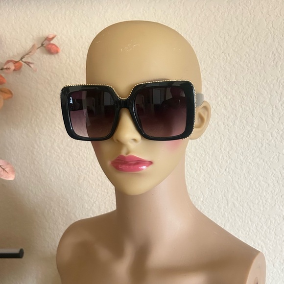 Oversized Elegant Black Sunglasses with Mini Gold Beaded Accents New with case - Picture 11 of 16